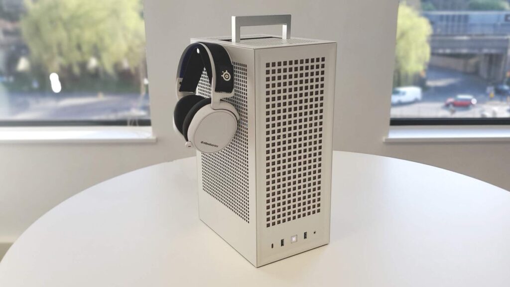 Hyte Revolt 3 Gaming PC